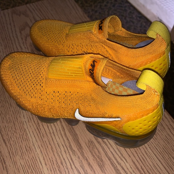 nike air vapormax flyknit moc 2 university gold